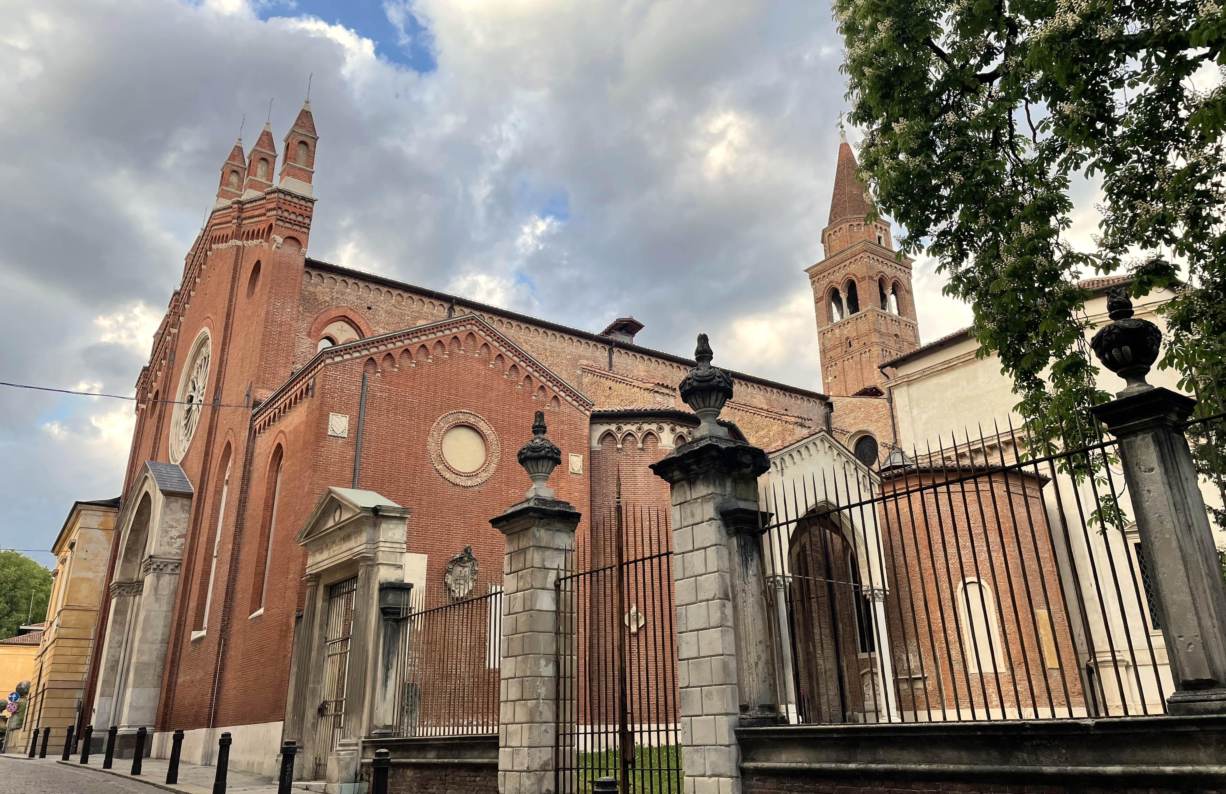 esterno della Chiesa di Santa Corona